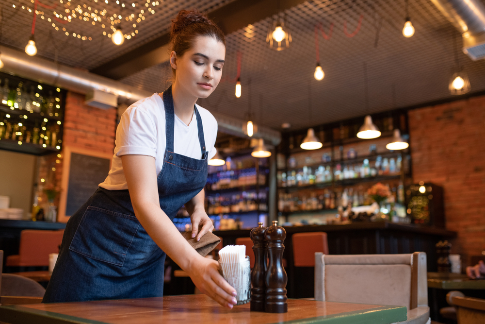 Ce qu’il faut savoir pour embaucher un mineur pour un job d’été en hôtellerie-restauration! 